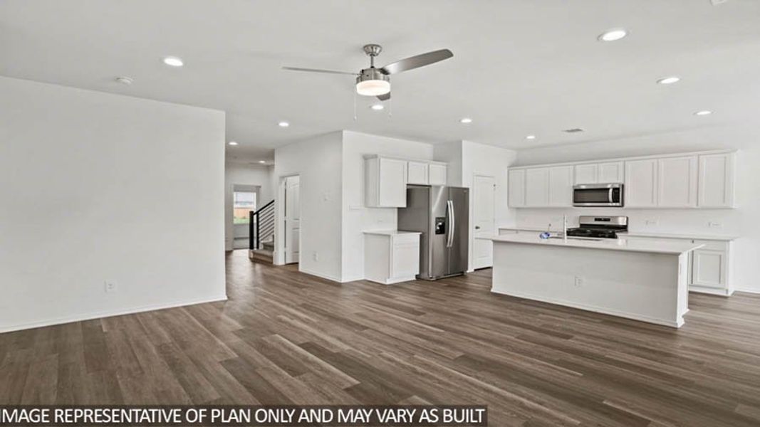 Spacious, unfurnished interior of a new home in East Williams Cove, Conroe (Image 12).