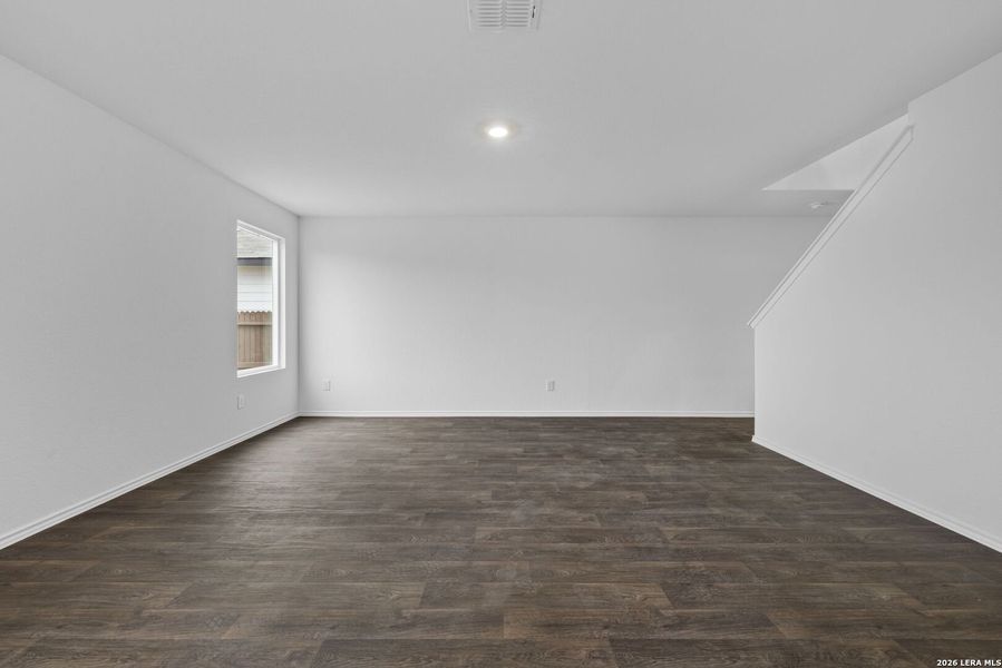 Spacious, unfurnished interior of a new home in Avenida, Converse (Image 25).