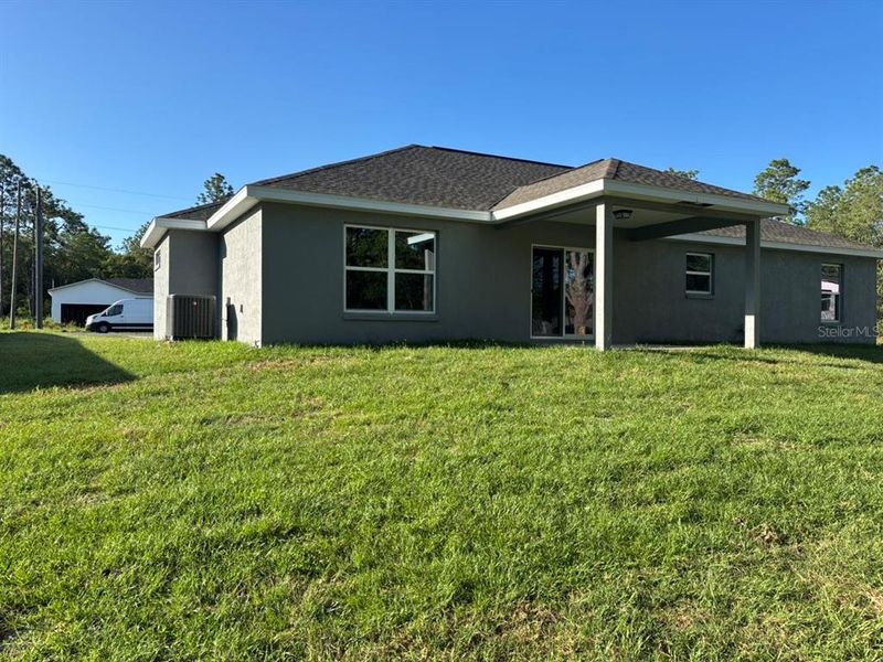 Exterior details and patio area of a home in , Dunnellon (Image 4).