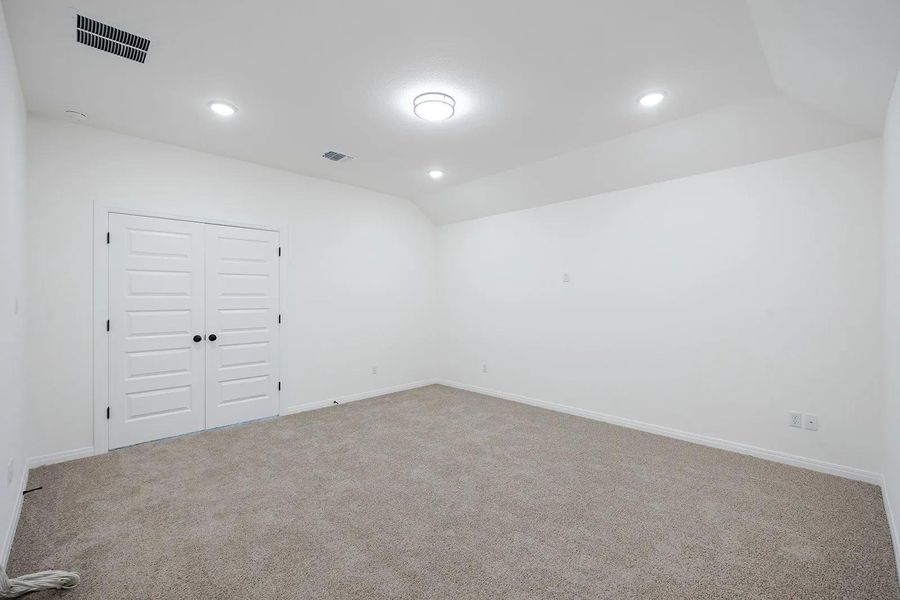 Spacious, unfurnished interior of a new home in Caliterra - 80', Dripping Springs (Image 19).