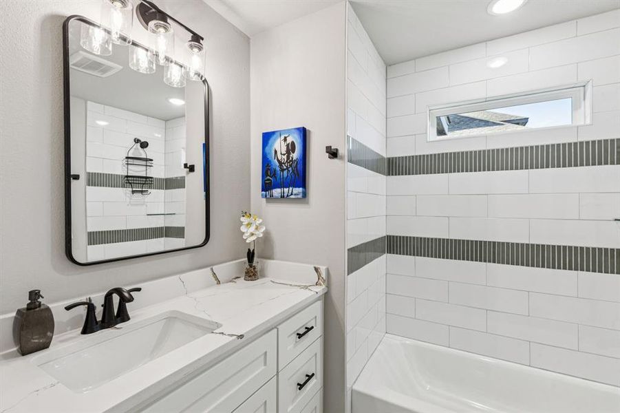 Full bath with vanity and washtub / shower combination