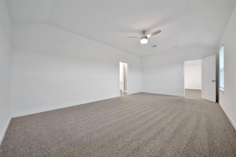 Spacious, unfurnished interior of a new home in Silverthorne, Conroe (Image 35).