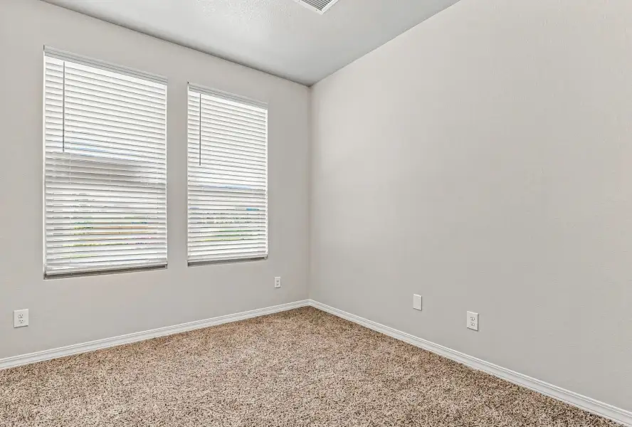Spacious, unfurnished interior of a new home in Desert Breeze, Horizon City (Image 19).