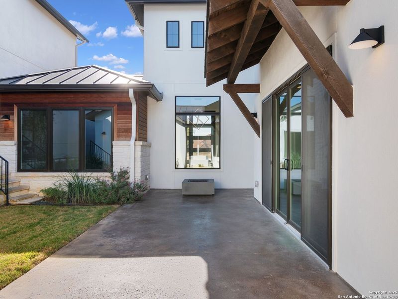Exterior details and patio area of a home in Dominion Heights, San Antonio (Image 3). Exterior details and patio area of a home in Dominion Heights, San Antonio (Image 3).