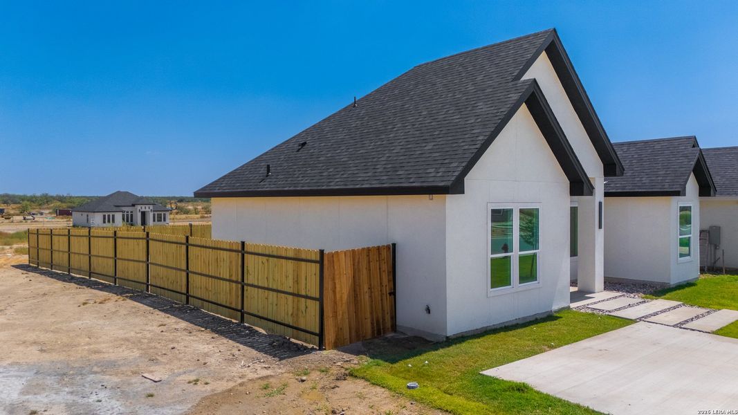 Exterior details and patio area of a home in , Eagle Pass (Image 4).