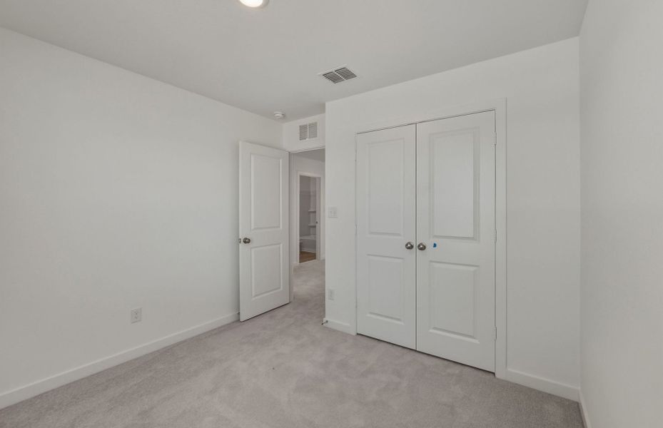 Spacious, unfurnished interior of a new home in Sunfield, Buda (Image 36).