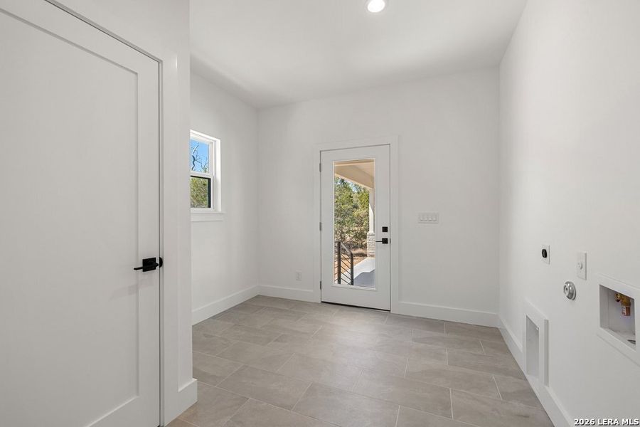 Spacious, unfurnished interior of a new home in , Blanco (Image 21).