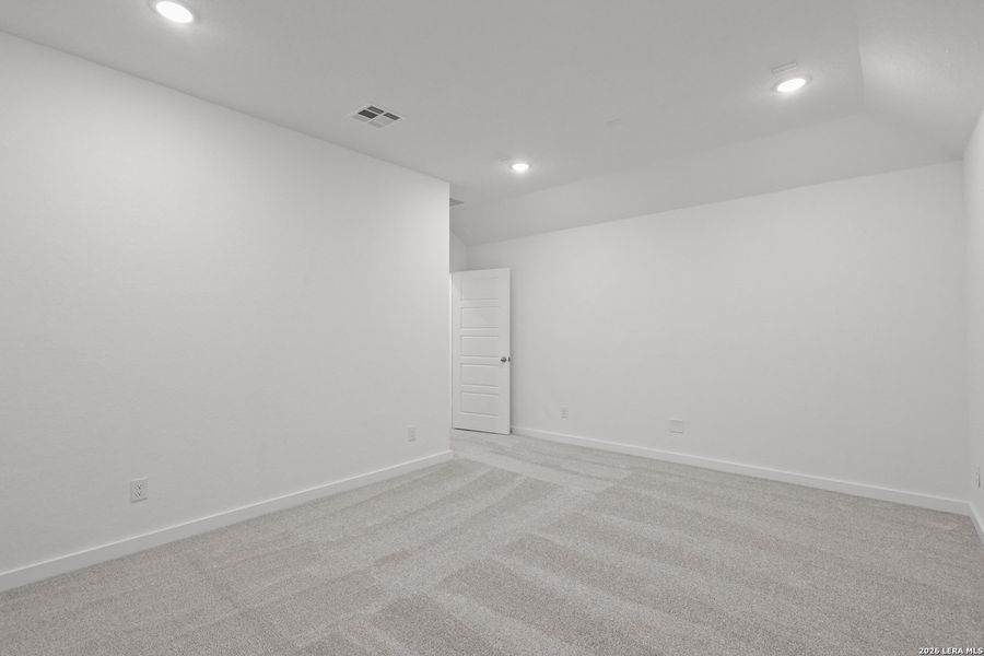 Spacious, unfurnished interior of a new home in Sunflower Ridge, New Braunfels (Image 19).