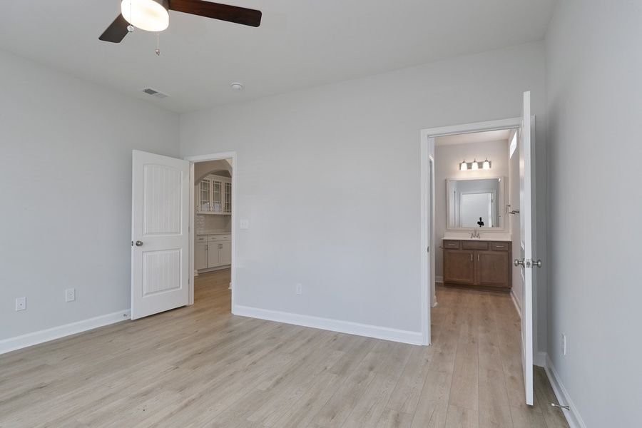 Spacious, unfurnished interior of a new home in Arcadia, Myrtle Beach (Image 31).