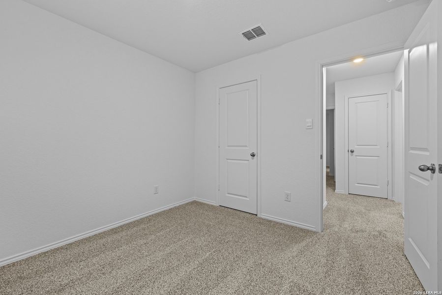 Spacious, unfurnished interior of a new home in Avenida, Converse (Image 15).