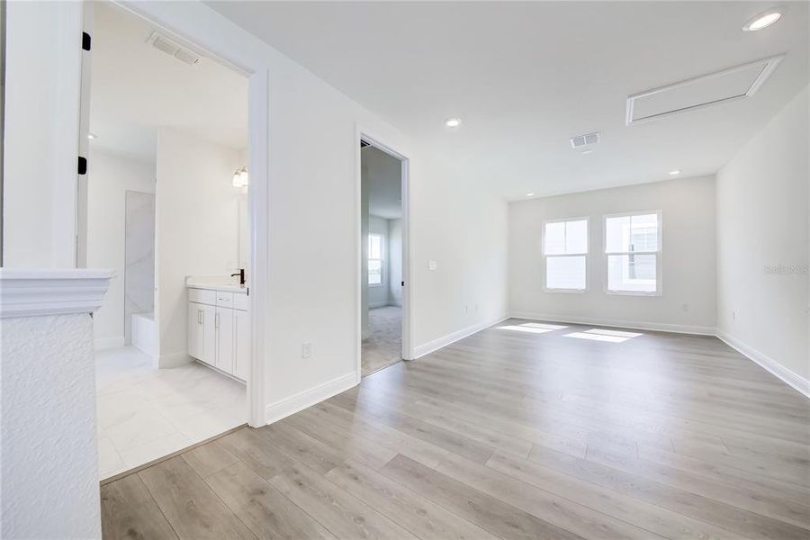 Spacious, unfurnished interior of a new home in Bungalow Walk at Lakewood Ranch, Sarasota (Image 39).