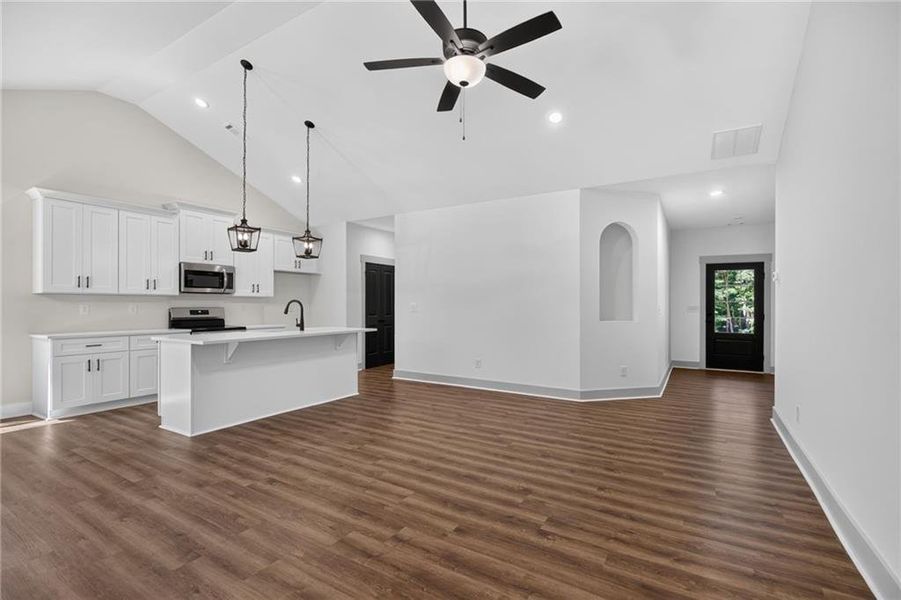 Spacious, unfurnished interior of a new home in , Silver Creek (Image 33).