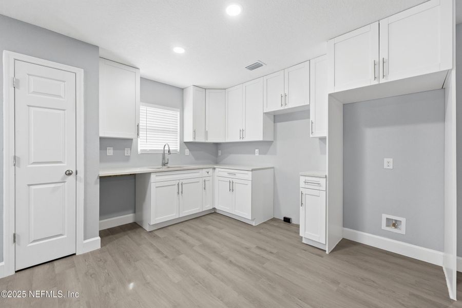 Spacious, unfurnished interior of a new home in , Jacksonville (Image 12).