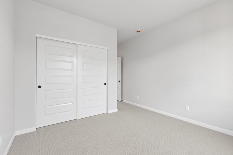 Spacious, unfurnished interior of a new home in Sterling Ranch, Littleton (Image 31).