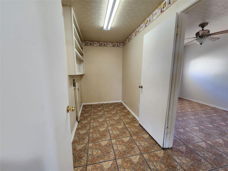 Spacious, unfurnished interior of a new home in , Mineola (Image 8).