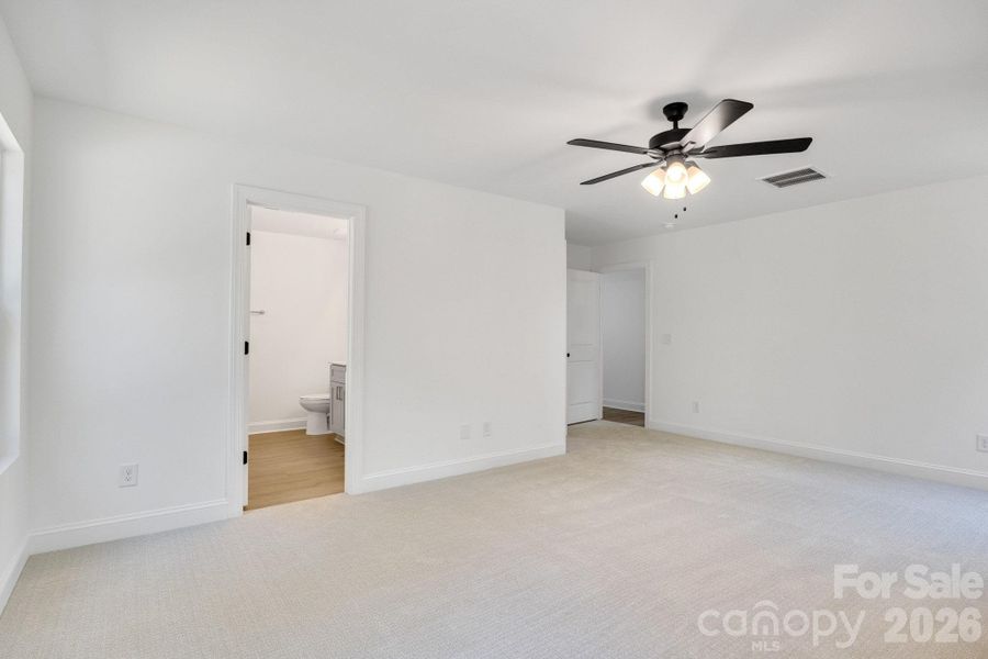 Spacious, unfurnished interior of a new home in , Harrisburg (Image 15).