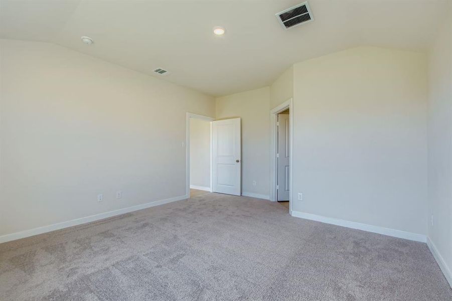 Spacious, unfurnished interior of a new home in Middlefield Village, Dallas (Image 14).