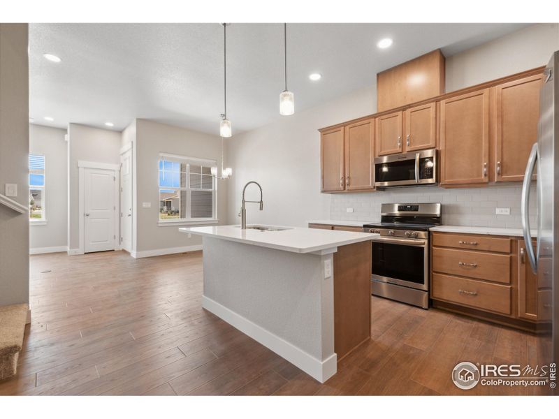 Move in ready! Gorgeous kitchen w/ appliances included!