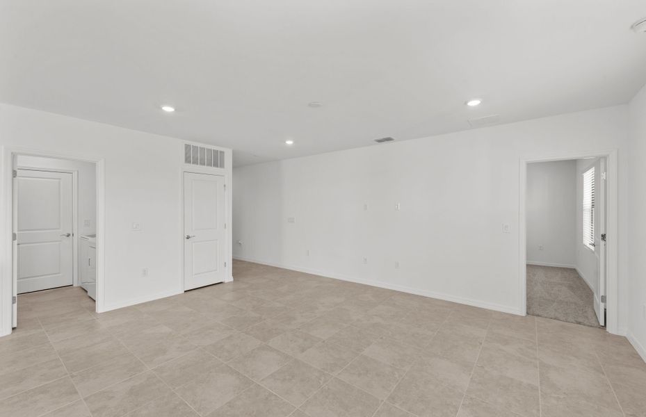 Spacious, unfurnished interior of a new home in Whispering Lakes, Lehigh Acres (Image 15).