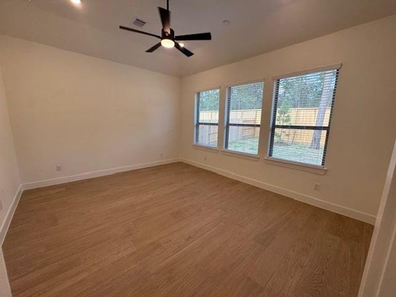 Spacious, unfurnished interior of a new home in Evergreen, Conroe (Image 28).