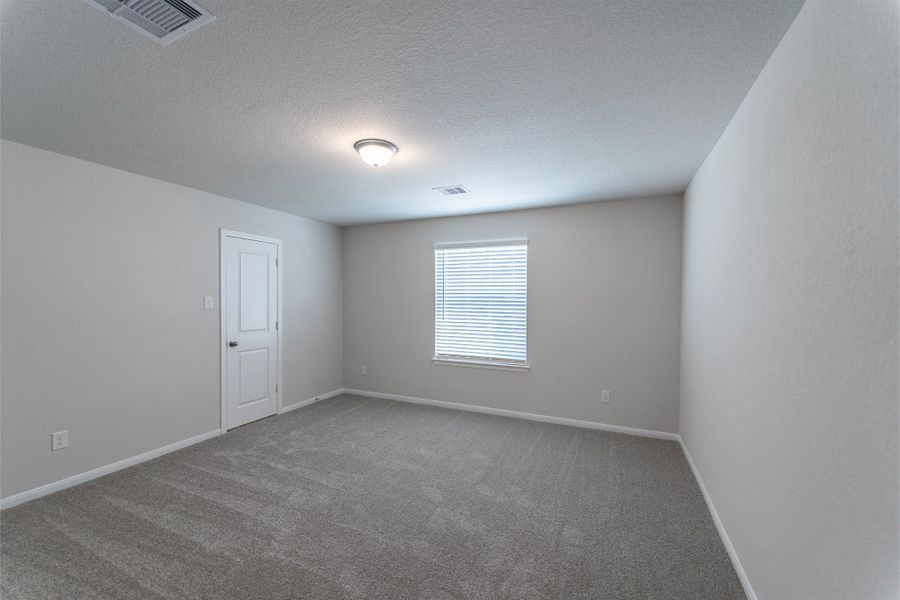 Spacious, unfurnished interior of a new home in Lago Mar, Texas City (Image 21).