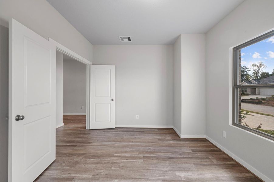 Spacious, unfurnished interior of a new home in Westridge Cove, Conroe (Image 29).