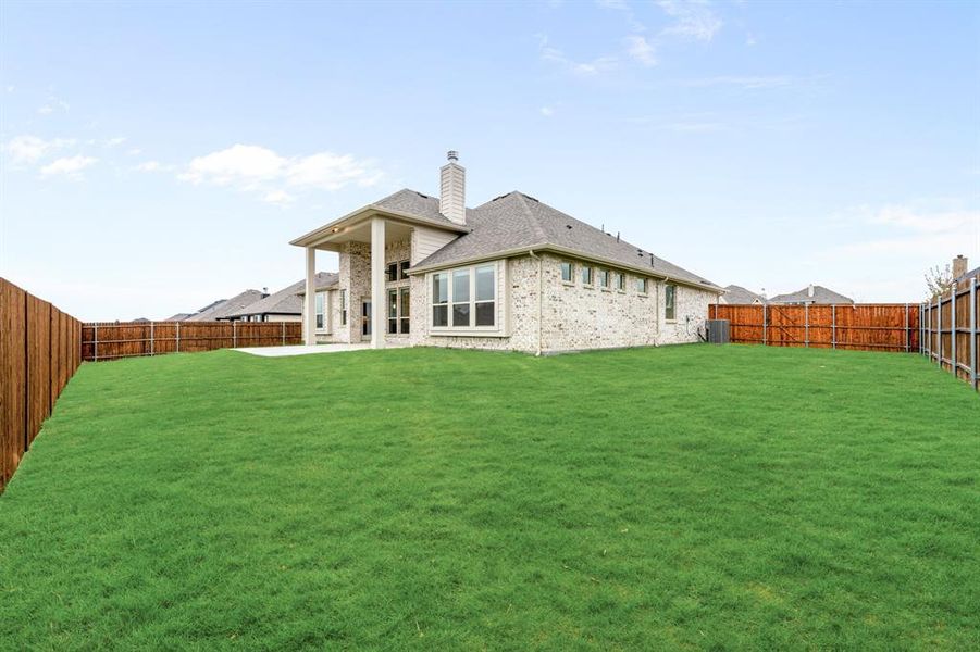 Exterior details and patio area of a home in Hayes Crossing, Midlothian (Image 4).