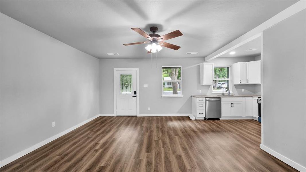 Spacious, unfurnished interior of a new home in , Weatherford (Image 15).