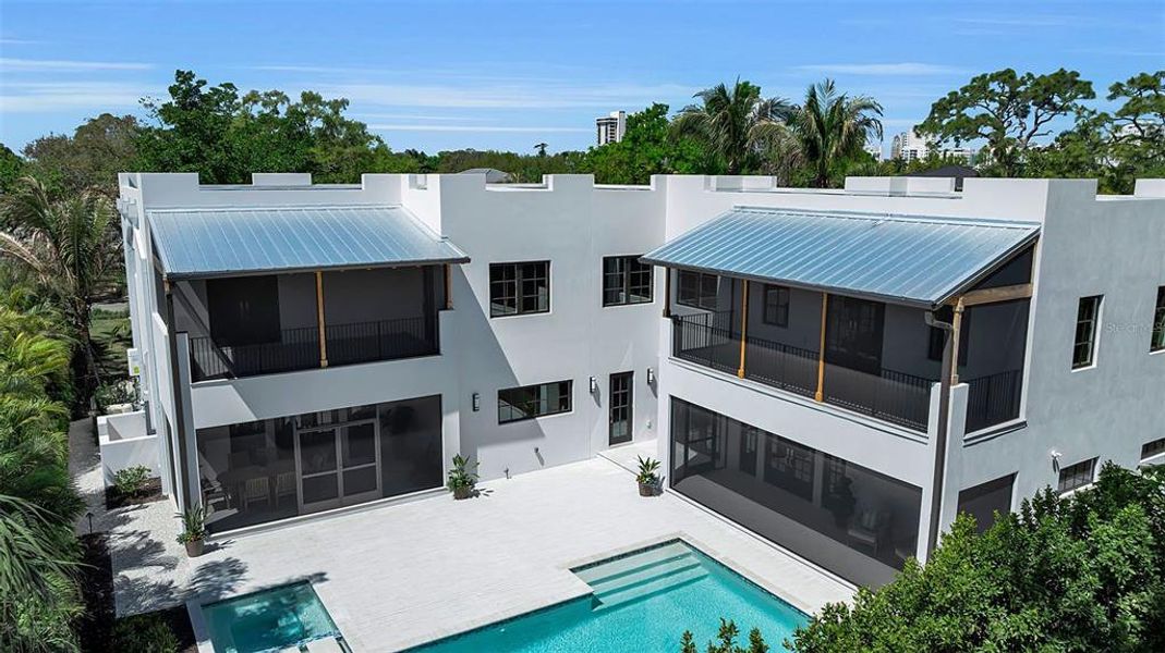 Condo located in Sarasota, FL showcasing its design and architecture (Image 5).