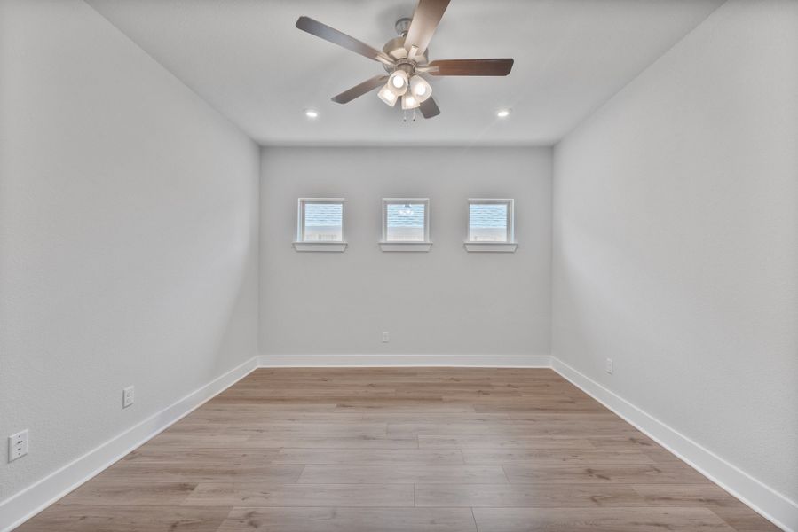 Spacious, unfurnished interior of a new home in Three Creeks, Belton (Image 9).