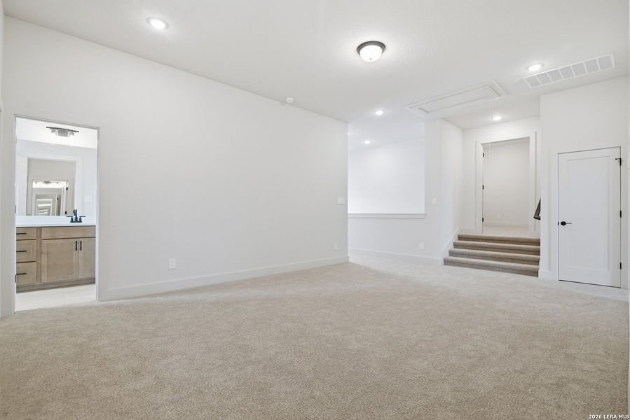 Spacious, unfurnished interior of a new home in Haby Hill 50s, San Antonio (Image 34).