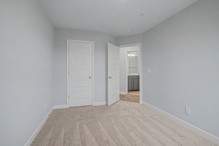 Spacious, unfurnished interior of a new home in Oxford Station, Gallatin (Image 37).
