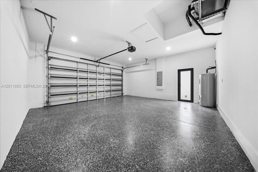 Spacious, unfurnished interior of a new home in , Cape Coral (Image 26).