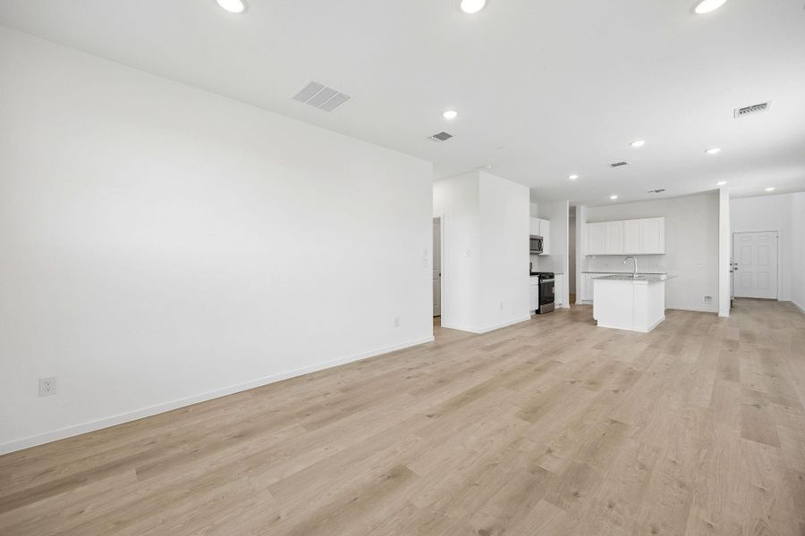 Spacious, unfurnished interior of a new home in Stokesbury, Waller (Image 23).