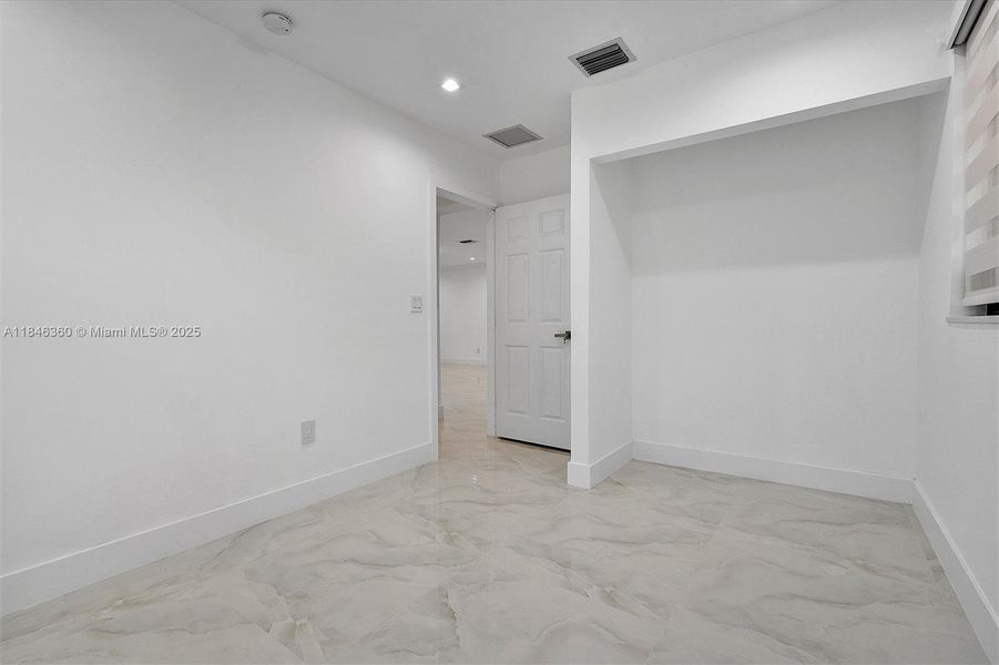 Spacious, unfurnished interior of a new home in , Hialeah (Image 11).