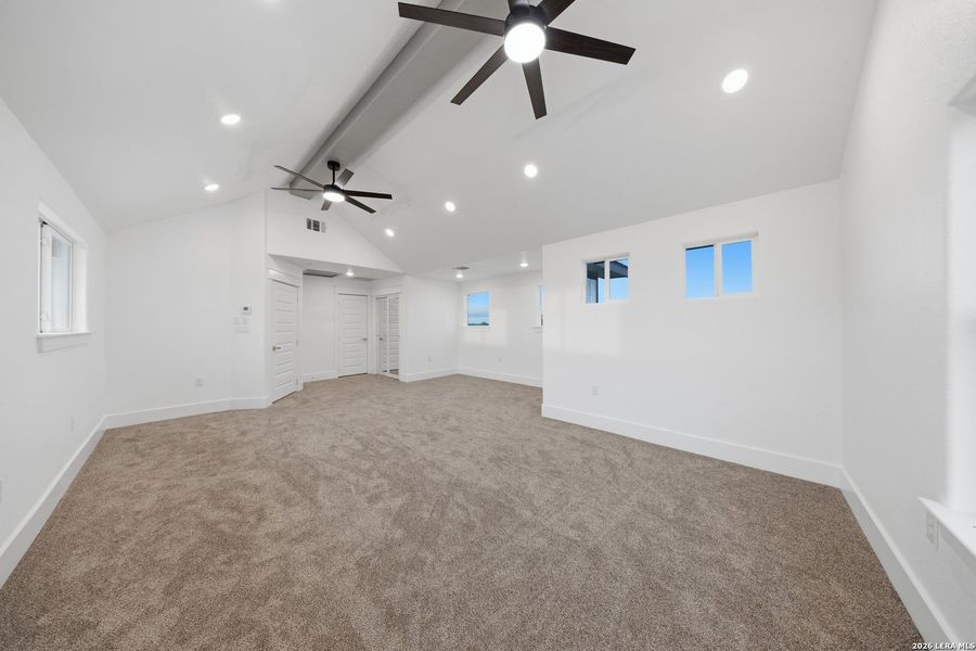Spacious, unfurnished interior of a new home in , Floresville (Image 19).