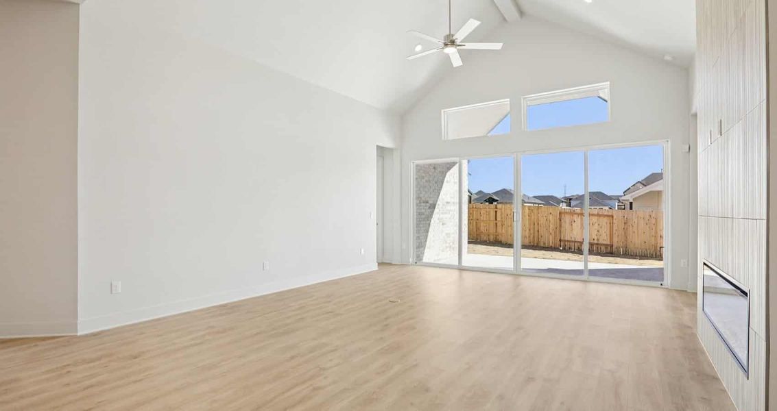 Spacious, unfurnished interior of a new home in Sunfield, Buda (Image 14).