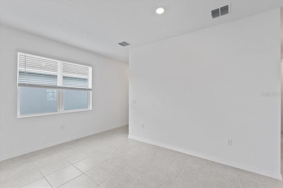 Spacious, unfurnished interior of a new home in Mirror Lake Village, Fruitland Park (Image 13).