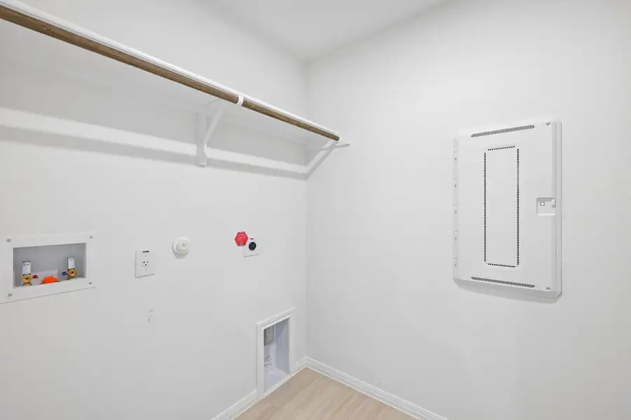 Spacious, unfurnished interior of a new home in Porter Country, Buda (Image 16).
