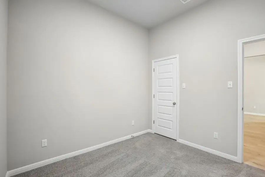 Spacious, unfurnished interior of a new home in Trinity Ranch, Elgin (Image 30).