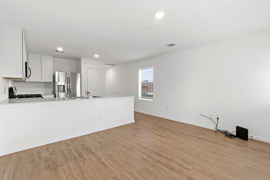 Spacious, unfurnished interior of a new home in Tavola, New Caney (Image 28).