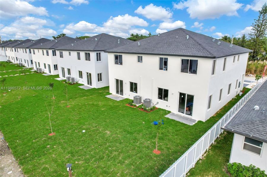 Exterior details and patio area of a home in , Miami (Image 28).