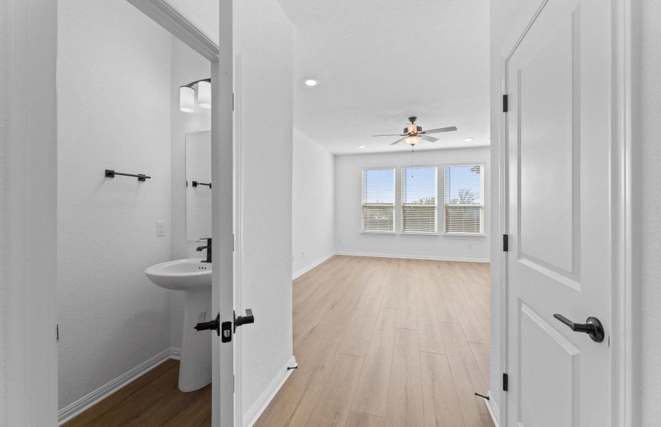 Spacious, unfurnished interior of a new home in Horizon Lake, Leander (Image 17).