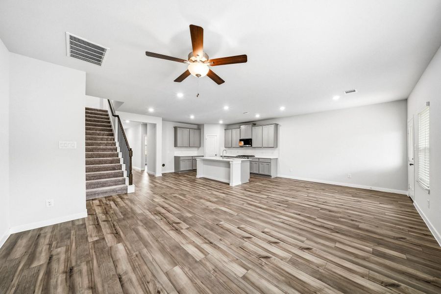 Spacious, unfurnished interior of a new home in Country Creek, Mont Belvieu (Image 16).