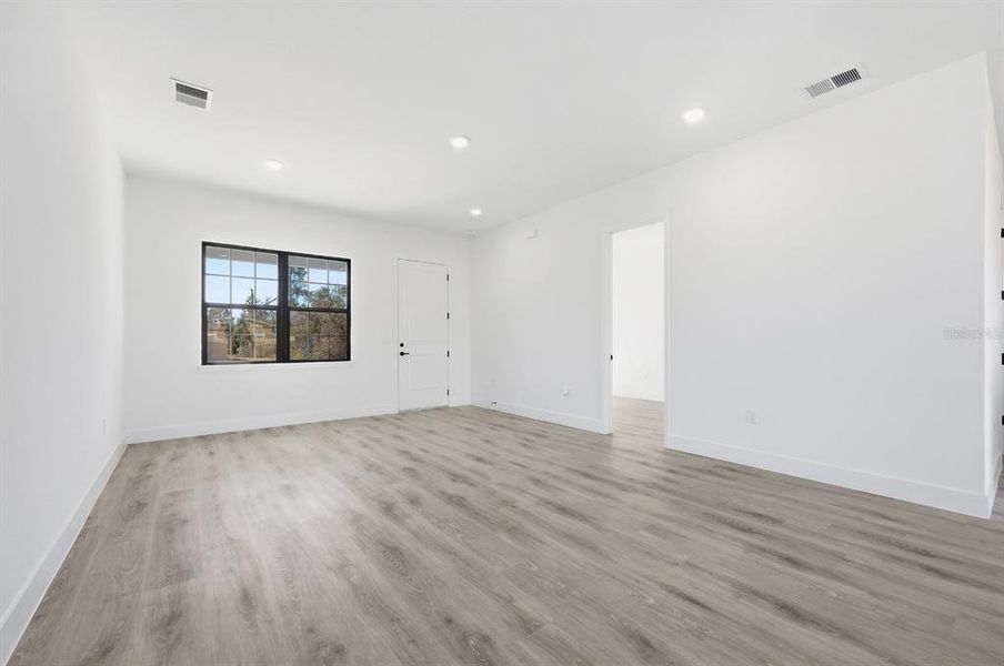 Spacious, unfurnished interior of a new home in , Ocala (Image 30).