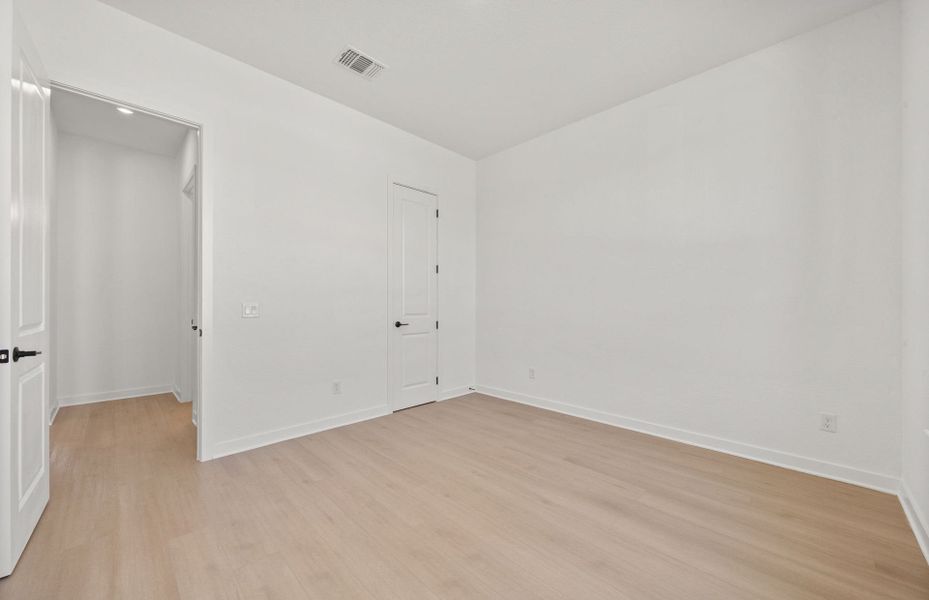 Spacious, unfurnished interior of a new home in 6 Creeks, Kyle (Image 34).