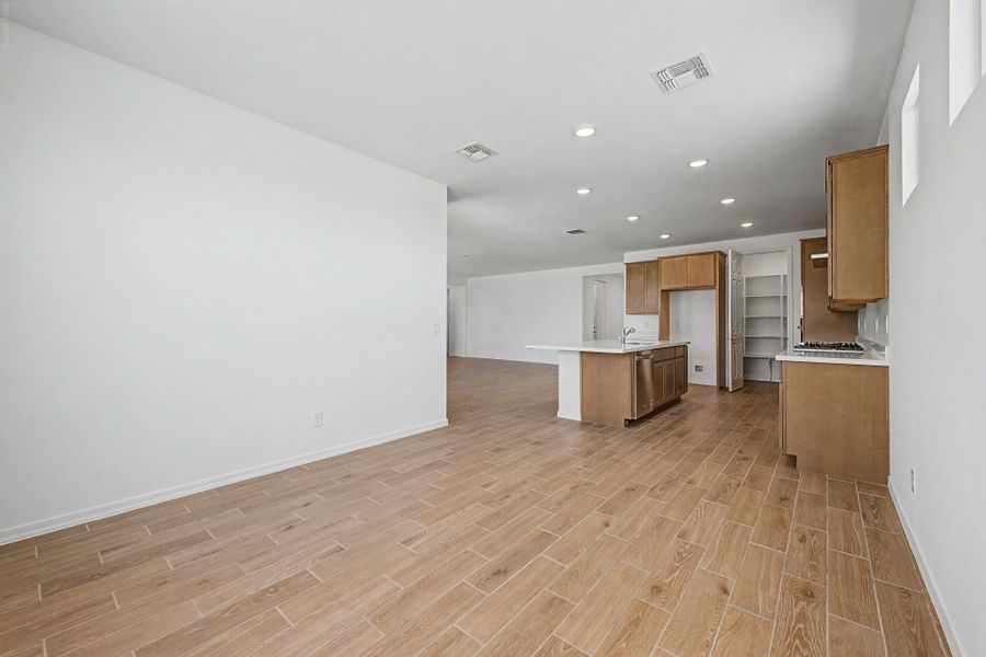Spacious, unfurnished interior of a new home in White Tank Vistas, Waddell (Image 9).