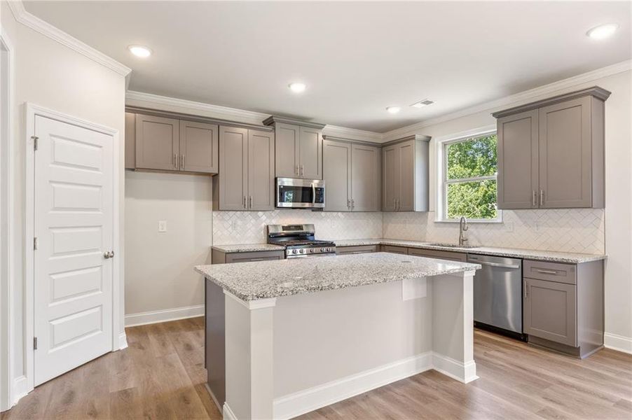 Furnished interior view inside a new home in Hellen Valley, Braselton (Image 6).