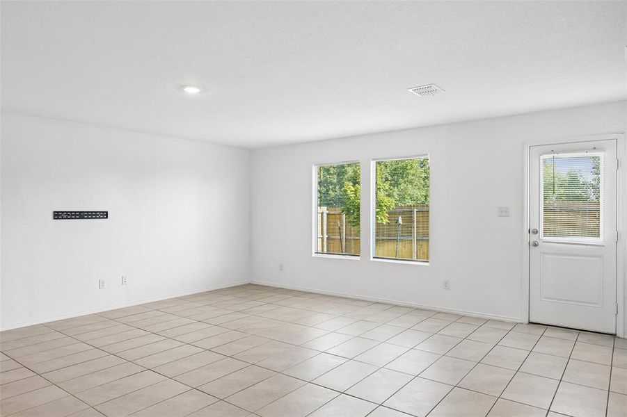 Spacious, unfurnished interior of a new home in Trinity West, Dallas (Image 18).