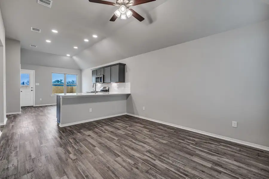 **Photos are sample photos of similar plan. Colors and features might vary** **Photos are sample photos of similar plan. Colors and features might vary**